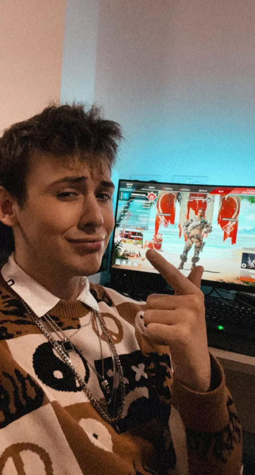 Does anyone play apex 💀😂