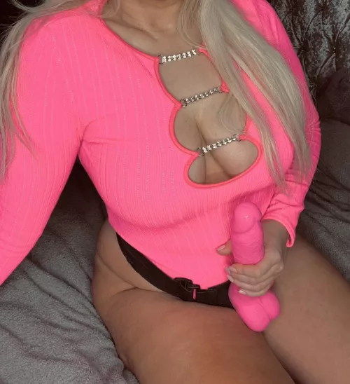 [domme] Sparkly top, savage cock…don’t be fooled just because it’s pretty and pink, it’s huge and gonna drill you deep