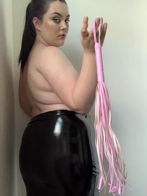 drop to your knees, little slut! Take My whips as I give them to you👸🏻👅😁 [F]