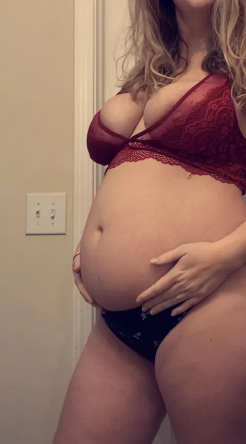 Enjoying my preggo curves🤰🏼❤️Links in bio for more of me😊