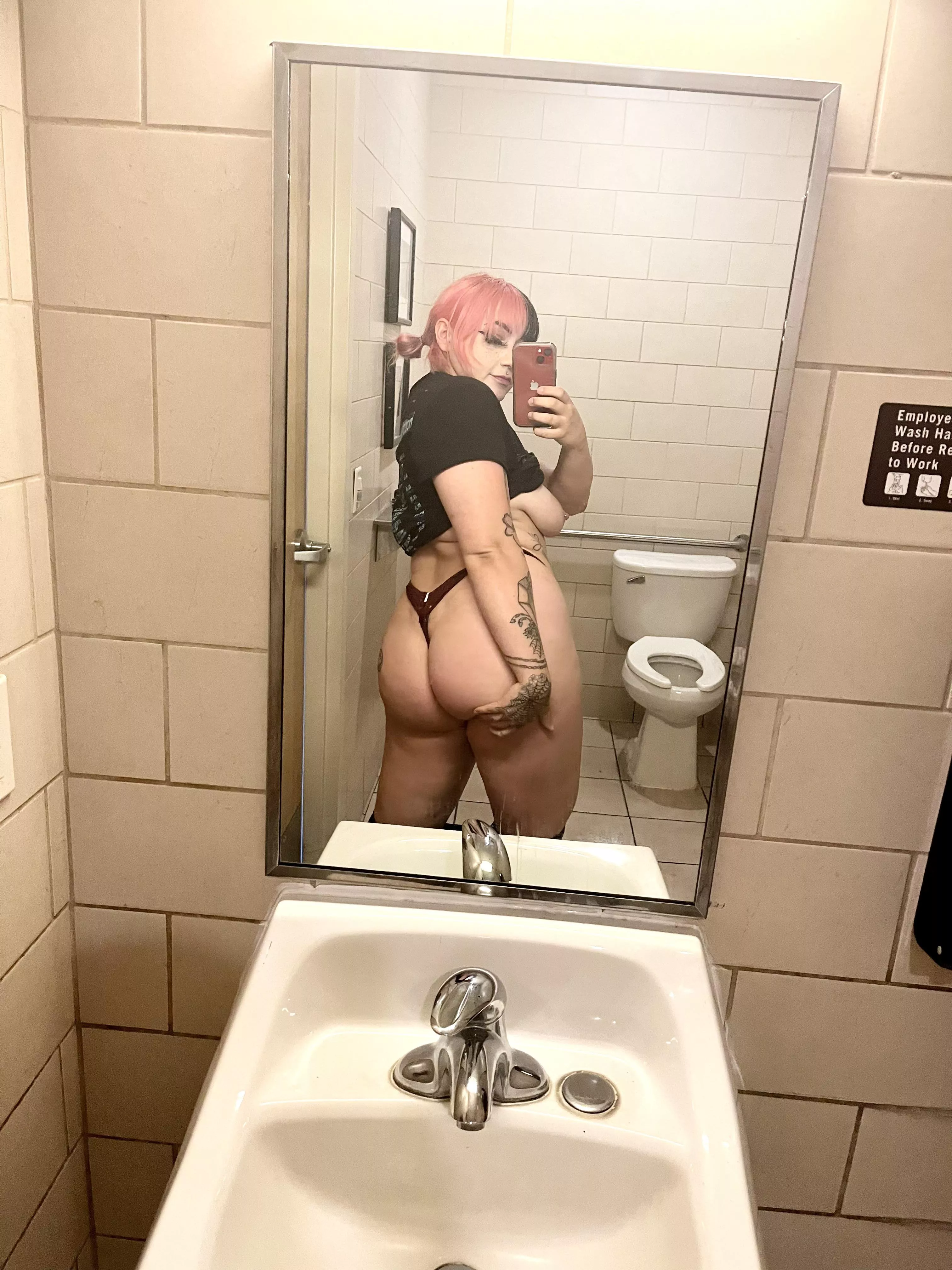 Every time I find a good mirror I gotta take nudes!
