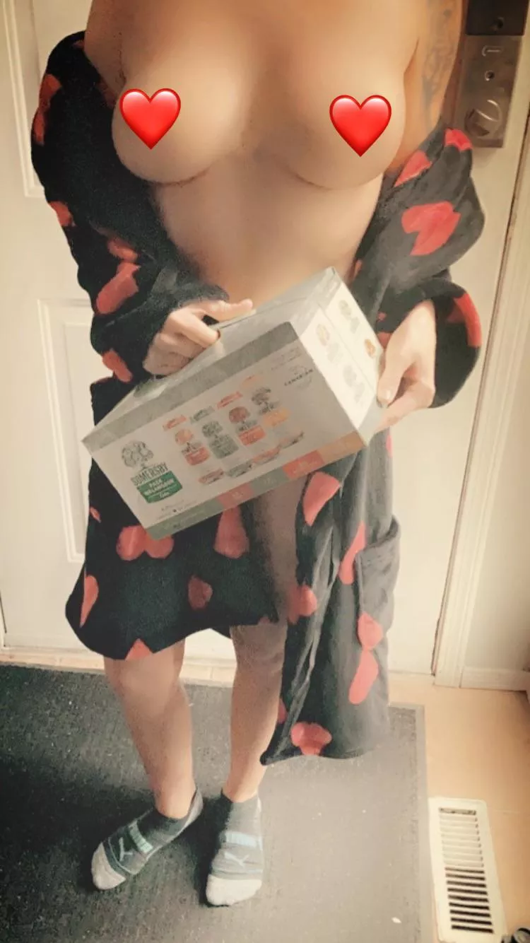 (F) answered the door topless for the delivery 😈🥰