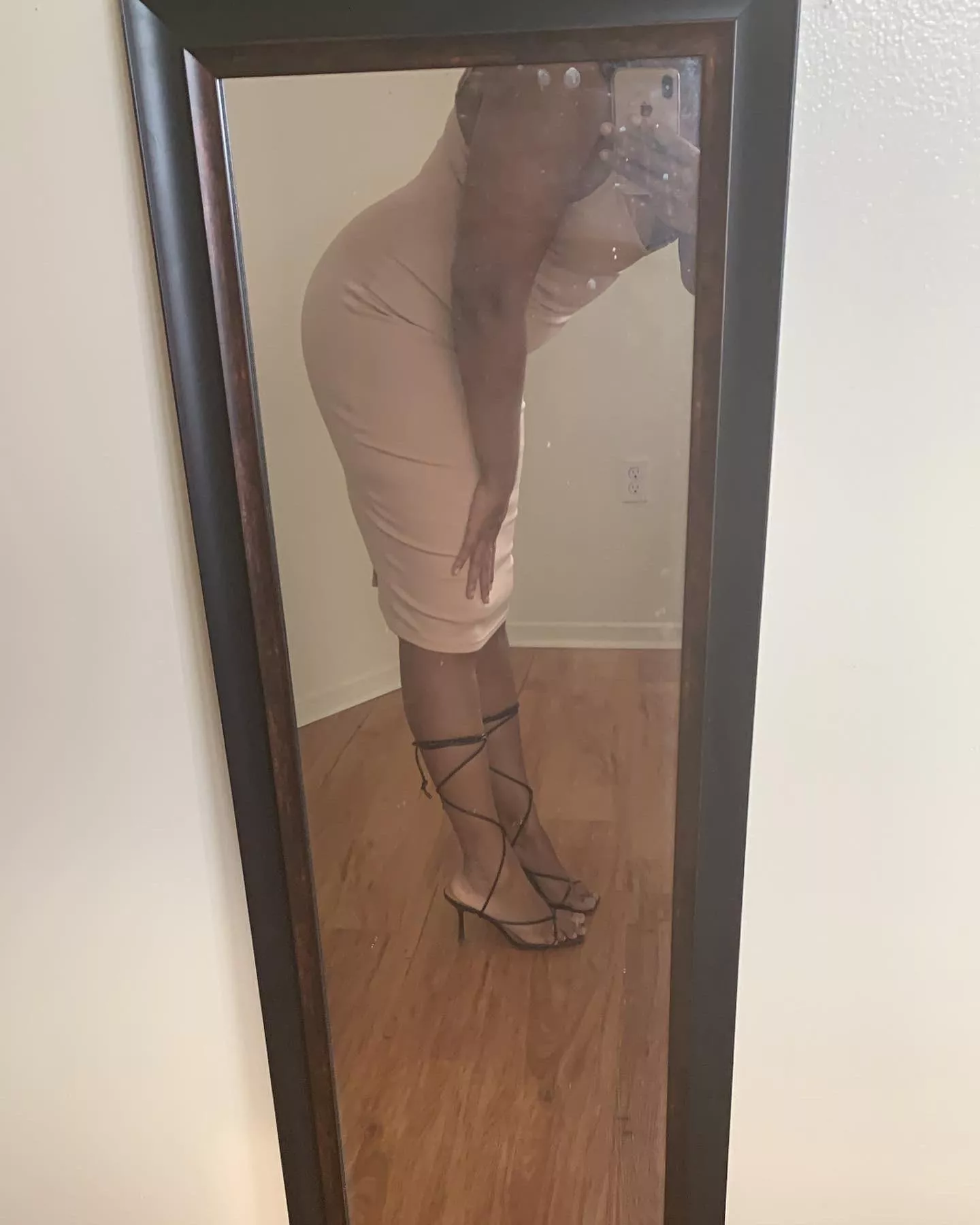 (F) Curvy girl