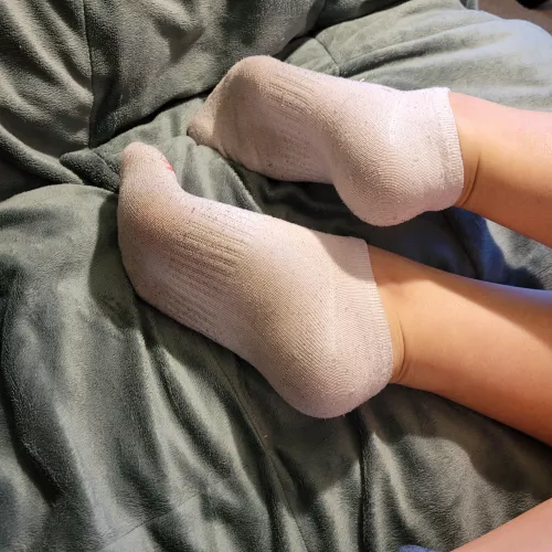 [f] I've been taking sooo many walks now that the weather is warmer- you should take a sniff 👀