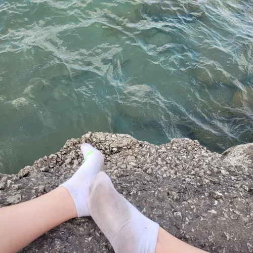 [f] Look at how sweaty my socks are! 🙊