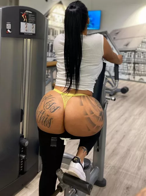 (F) should I print better with or without yoga pants? 🙈😛