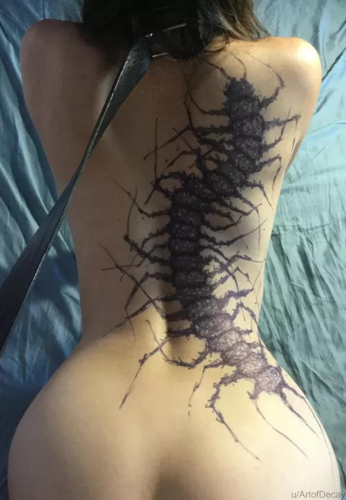 [F] With centipede bodypainting