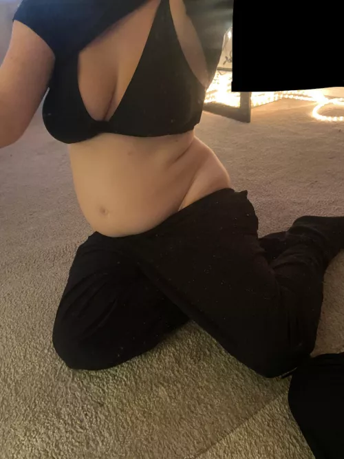 [F23] Ordered x2 usual McD’s & feeling like a bursting potbellied babe! How should I pass the time before finishing the last 2 bacon mcdoubles…?