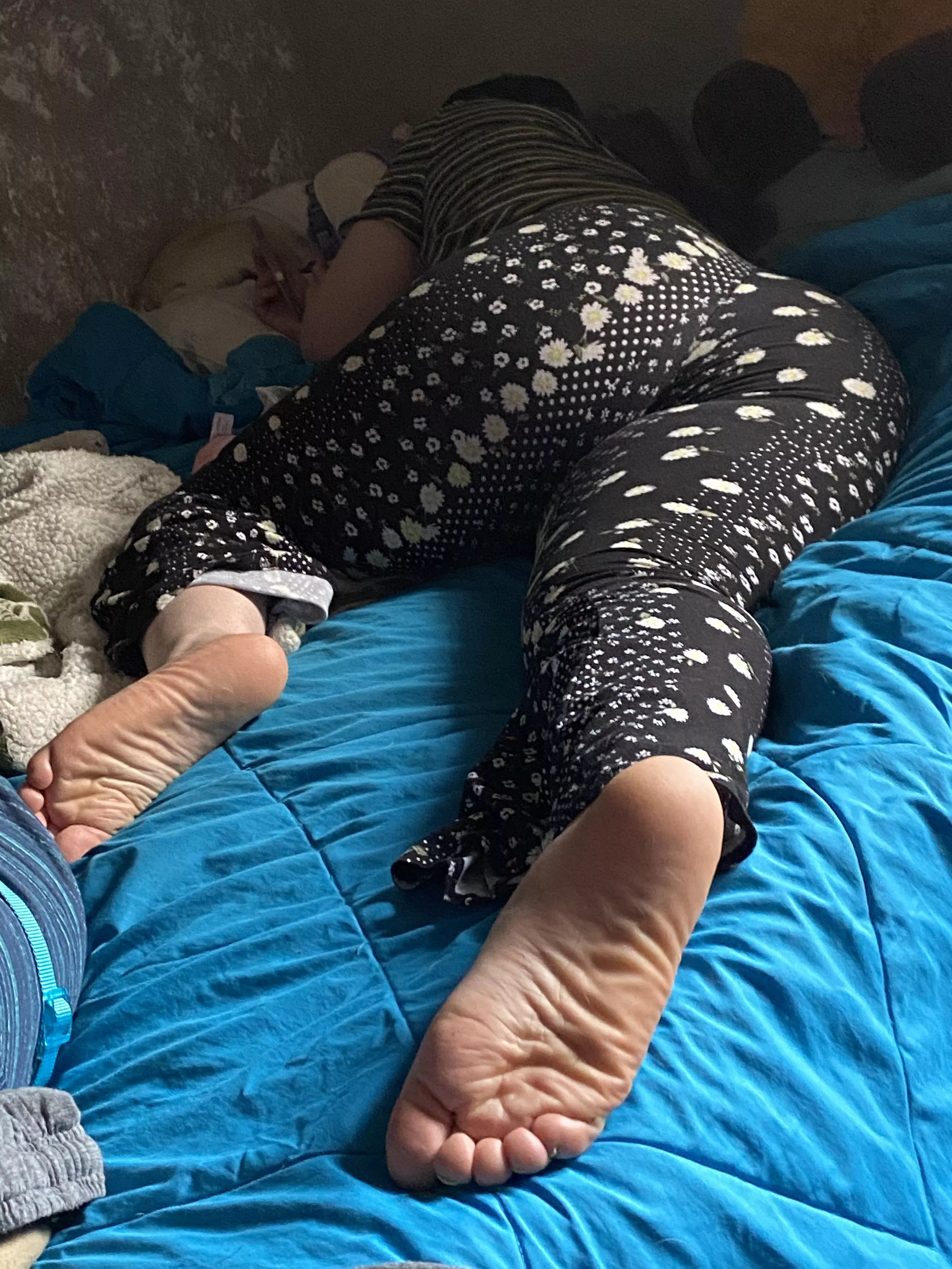 Fat booty and wrinkled soles 😍