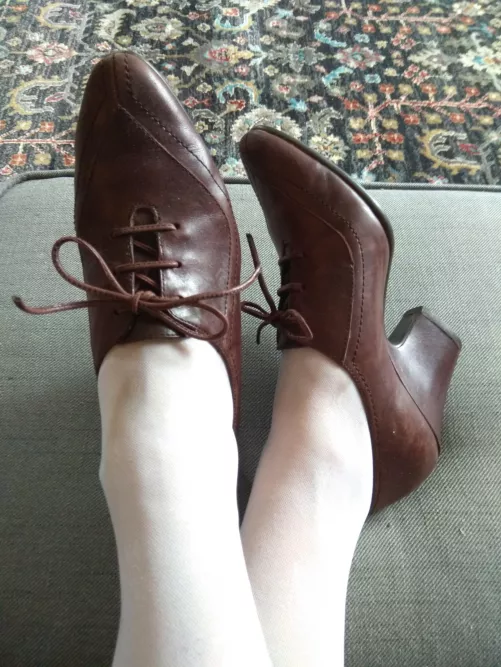 Feeling cute in these vintage look brown pumps