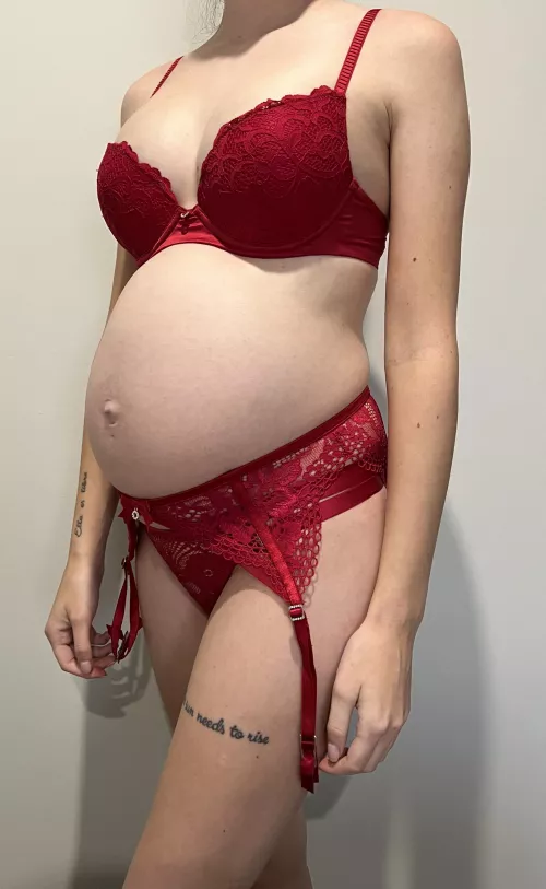 Feeling extra milfy tonight [F]