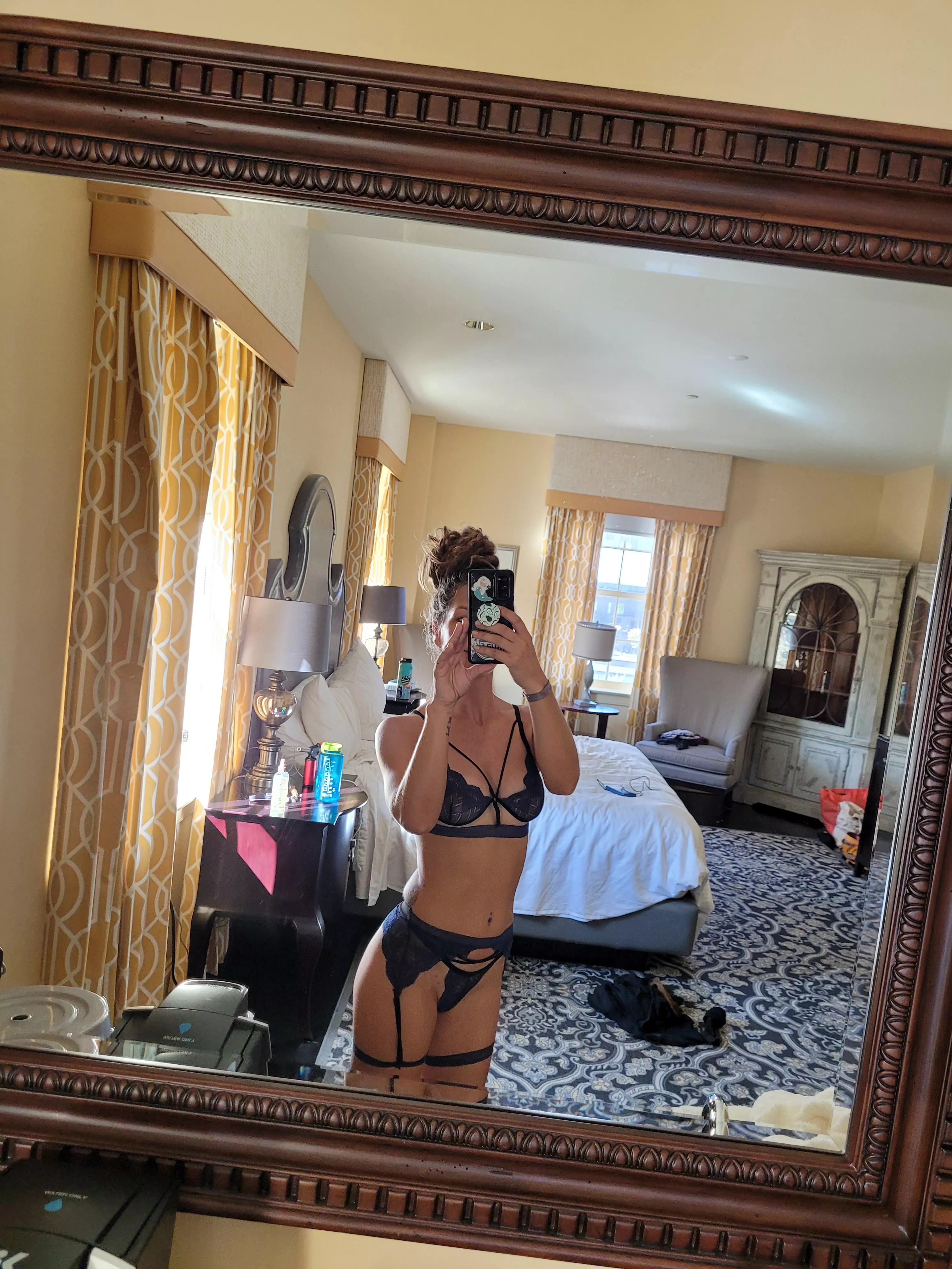 Feeling fineeee in this hotel room tho (f) ;)