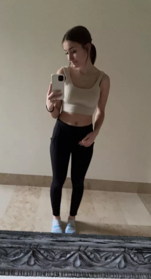 Feeling petite and tight😍