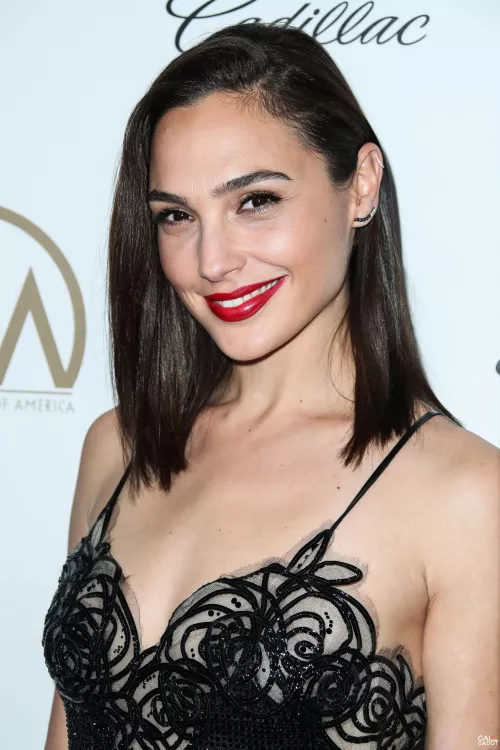Feeling so horny for Gal Gadot, anyone down for a quick bi chat?