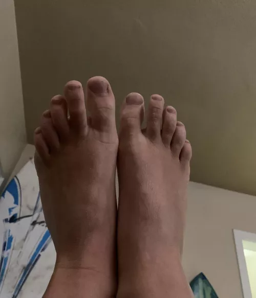 Feet in the air so you can suck on my toes. Peep the surfboard 🏄