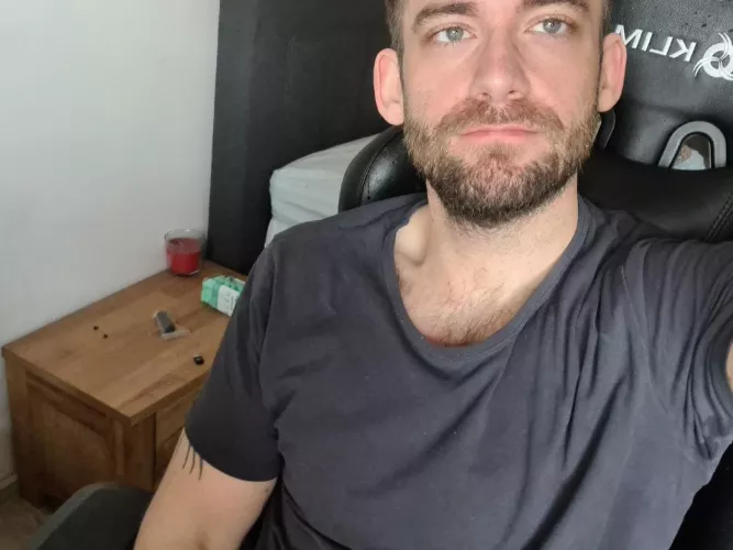 first facepic here, hello guys 😊