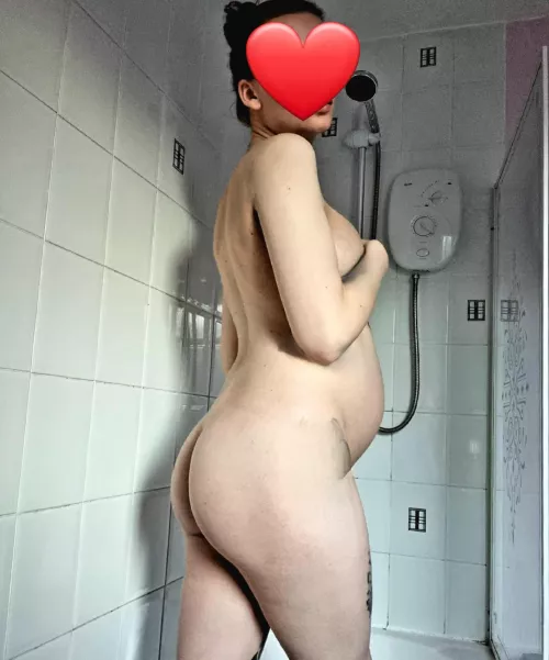 First pregnancy & loving my curves that go with it, this a good angle? 😘