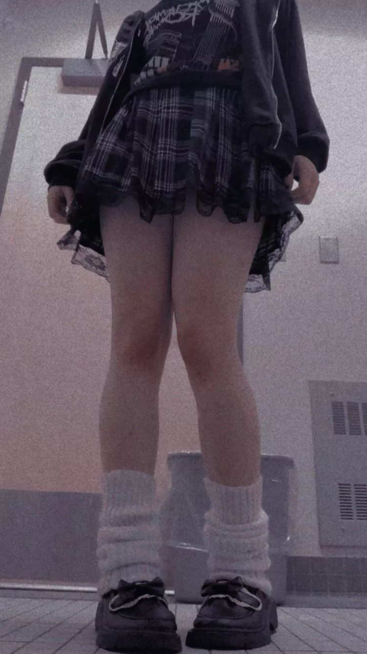 fit for the day <3 had some redneck jerk stare me down as i went into the all gender bathroom near the mens room, like i know i look good🙄 fit for the day <3 had some redneck jerk stare me down as i went into the all gender bathroom near the mens room, like i know i look good🙄