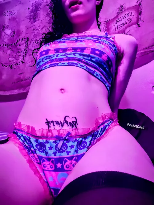 Fit tummy and strong thighs 🖤