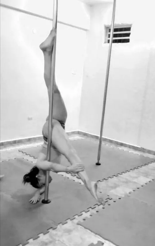 Flex and pole dance 🔥