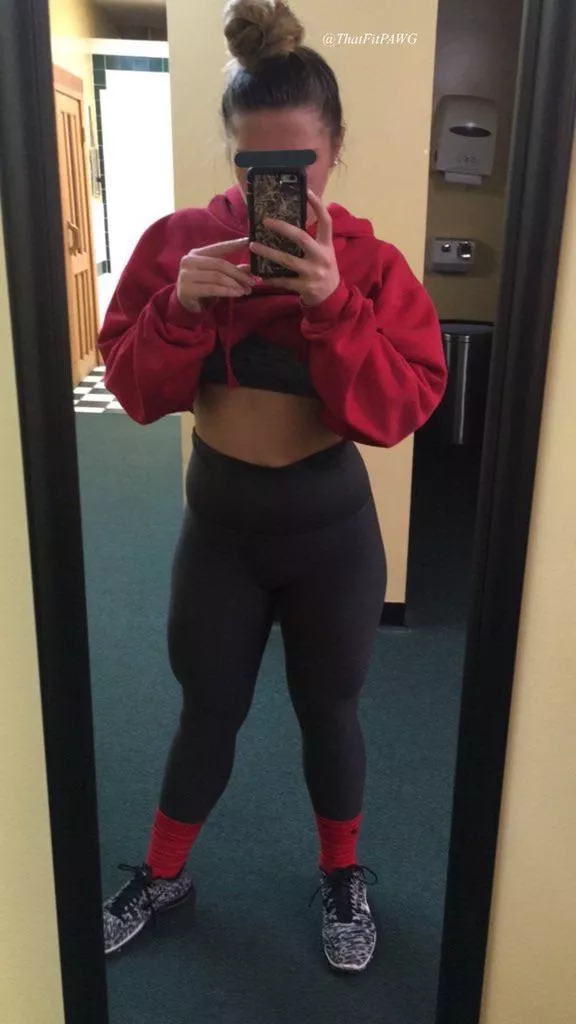 For those wondering here and the gym, I never wear panties under my yogapants