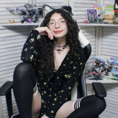 Free Stream page! Catch me live tonight at 8pm est, I take requests during my streams! Included with your sub is consistent content, PPVs, stream access, free chats, and more! link below 💞