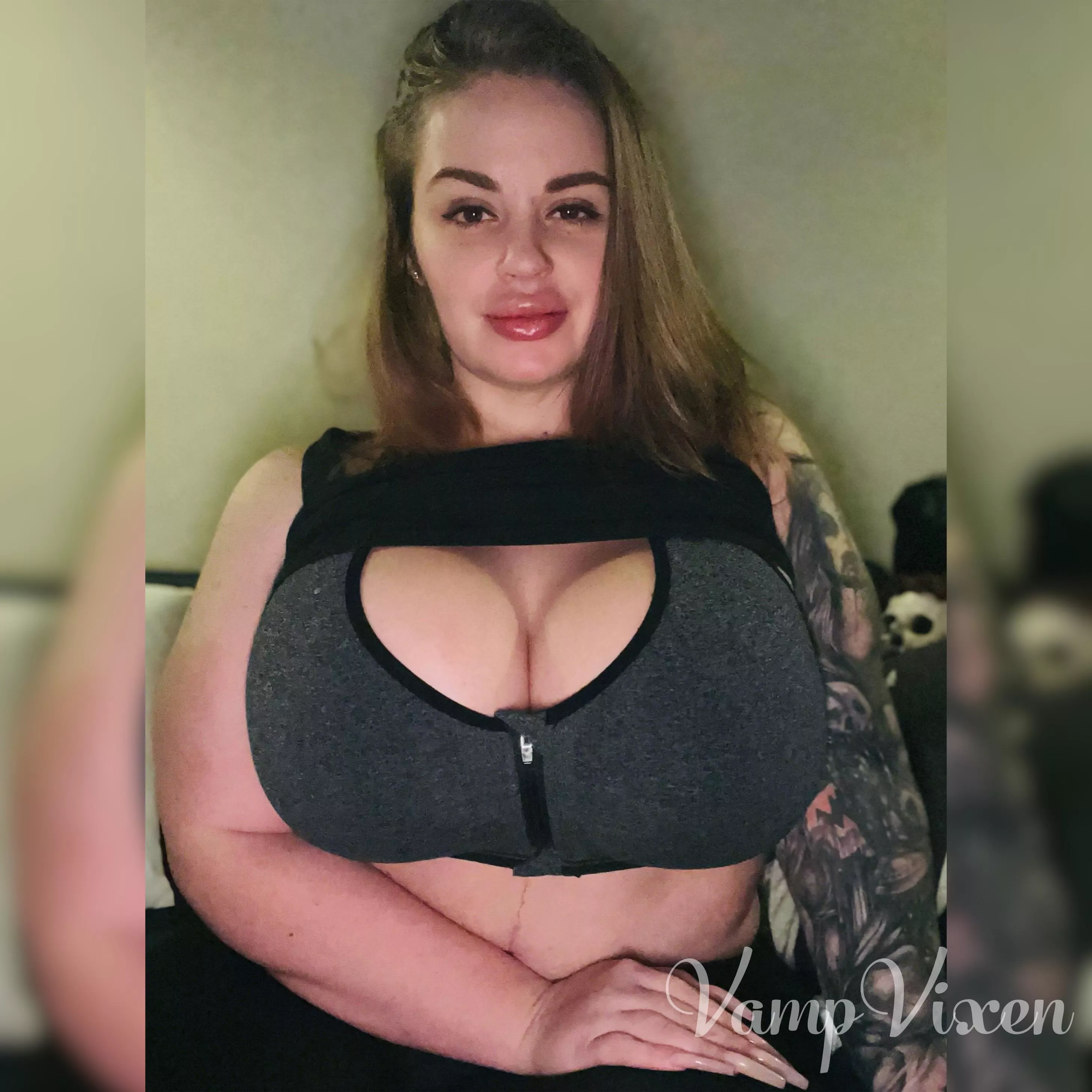 Fresh lips and big tits! 💋🖤