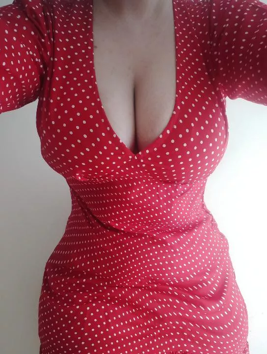 Fun fact, I'm not wearing a bra in this pic! Also someone on reddit gifted me this dress and I love it <3 Fun fact, I'm not wearing a bra in this pic! Also someone on reddit gifted me this dress and I love it <3