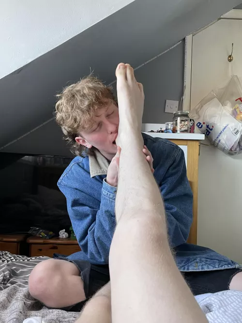 getting my heel bitten is one of the best feelings ever 🥵