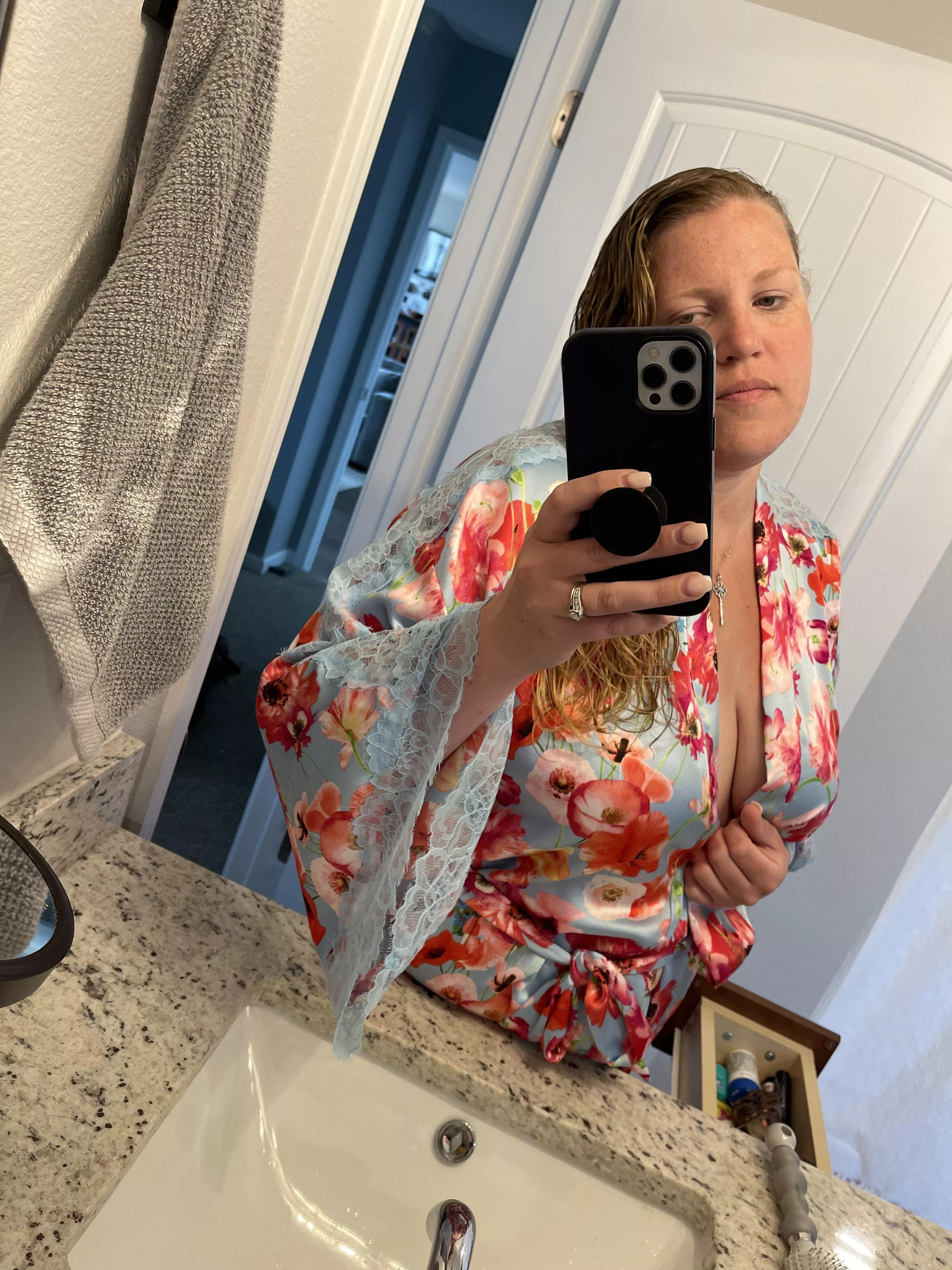 Getting ready for the day! Come join me for my shower 😜