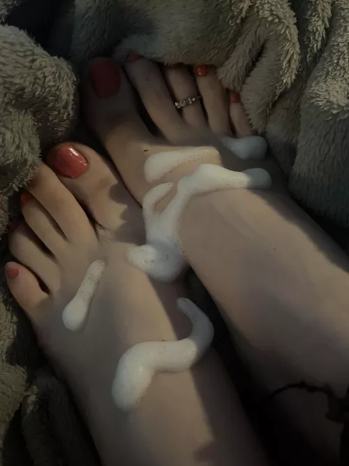 Getting ready to moisturize 😏🧴