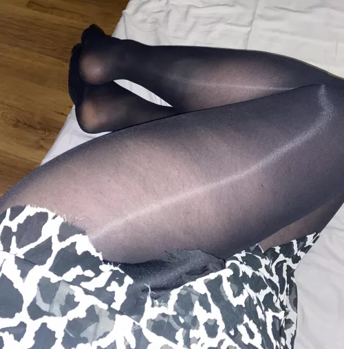 Getting sleepy with my shiny pantyhose😞 Wanna wake me up?