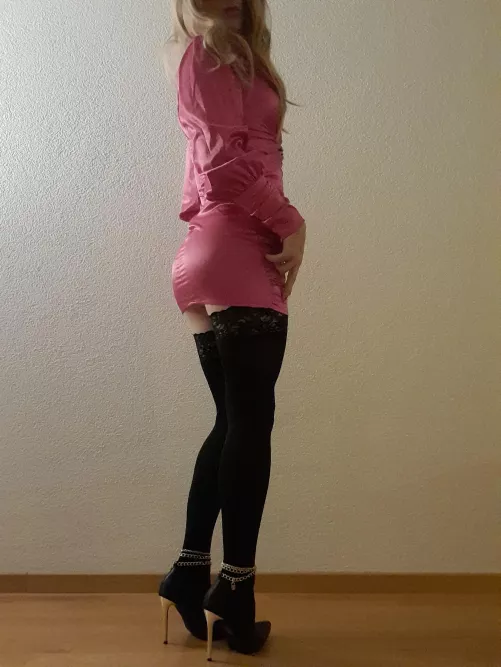 Gf and friends are not around for the weekend. Time to dress up and browse the internet to fish from some compliments lol.