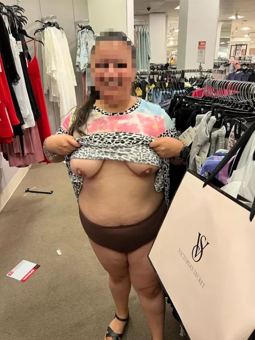 G(F29) flashing at the mall on Mother’s Day