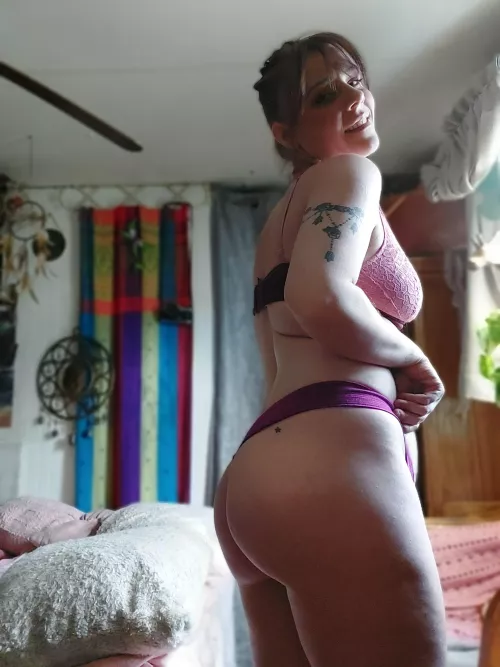 give my chubby booty a smack, please 😋