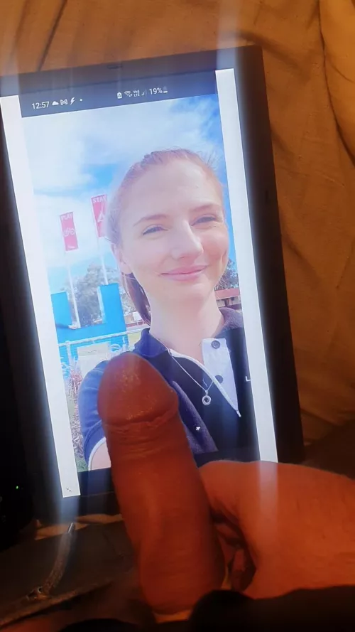 God damn she makes me hard 🤤