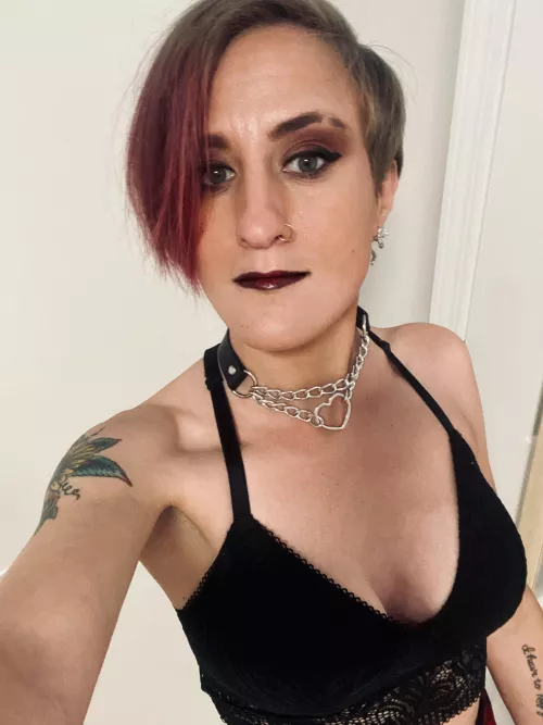 Going goth today… hello 🖤