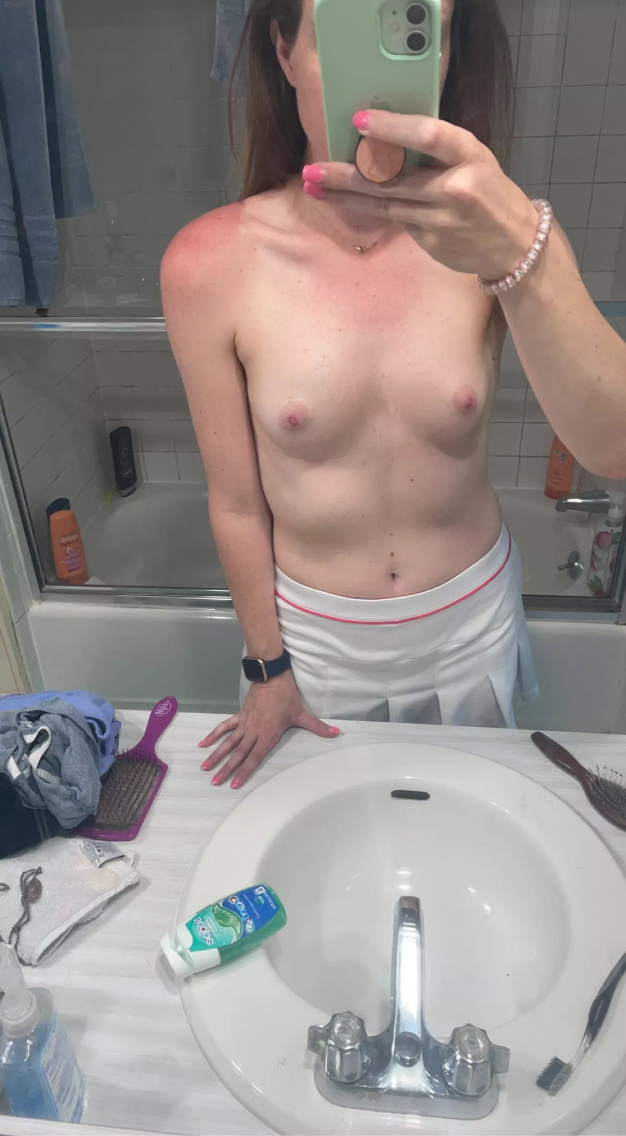got a little sunburn on my shoulders 😮 who wants to make my ass just as red? 😉😈