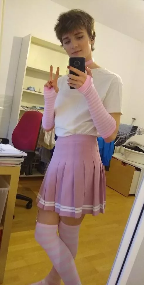 Got a new skirt! Still need to find a fitting top for it though, any suggestions? 🥰