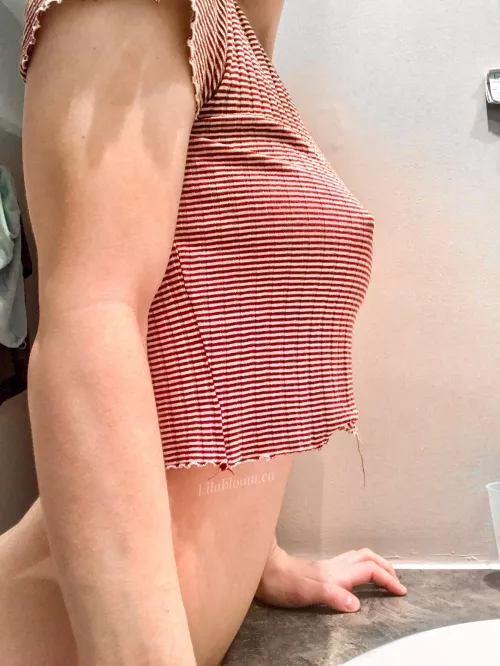 Grab me from behind and pinch my nipples 😈