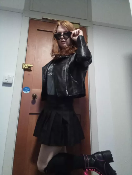 Grungy femboy wants to listen to nirvana with you <3