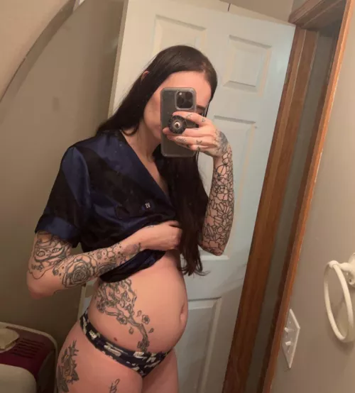 guess who's pregnant again 🙈 can you guess how many weeks?