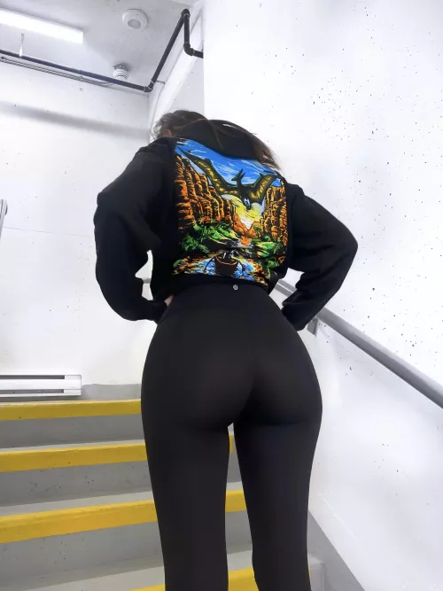 guys always let me go up the stairs first.. so nice of them🙃