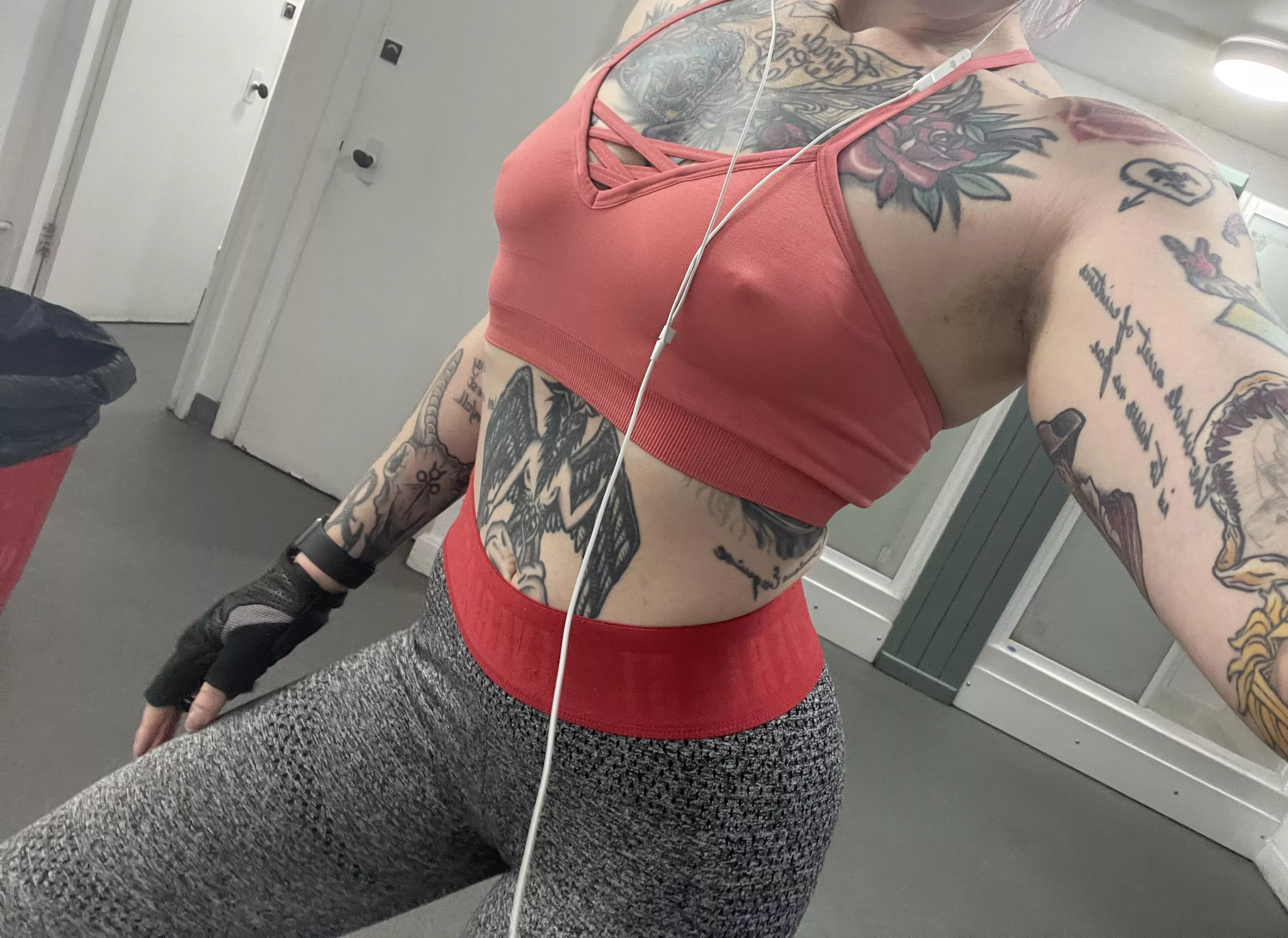 Gym crops that show off my nipples are 💯 my favourite