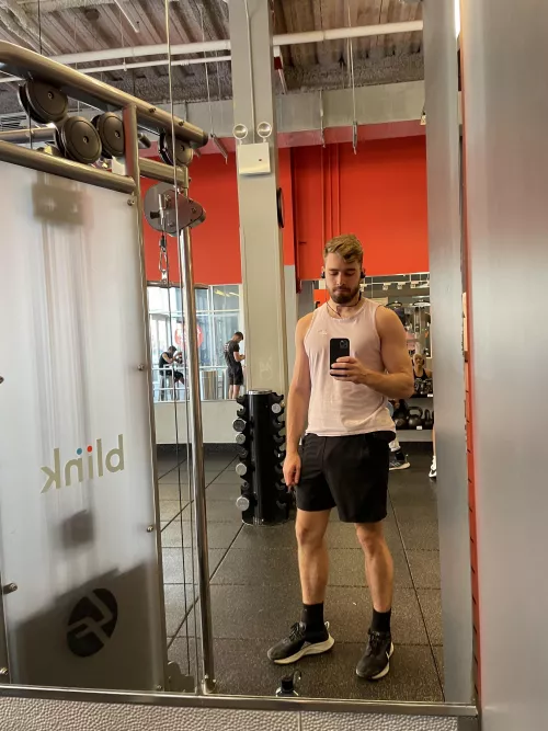 Gym sesh on this beautiful day in nyc to kick off the weekend 🌞