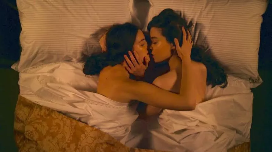 Hailee Steinfeld in Dickinson