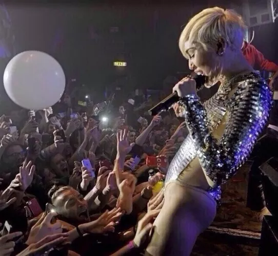 Hand full of Miley (NSFW)