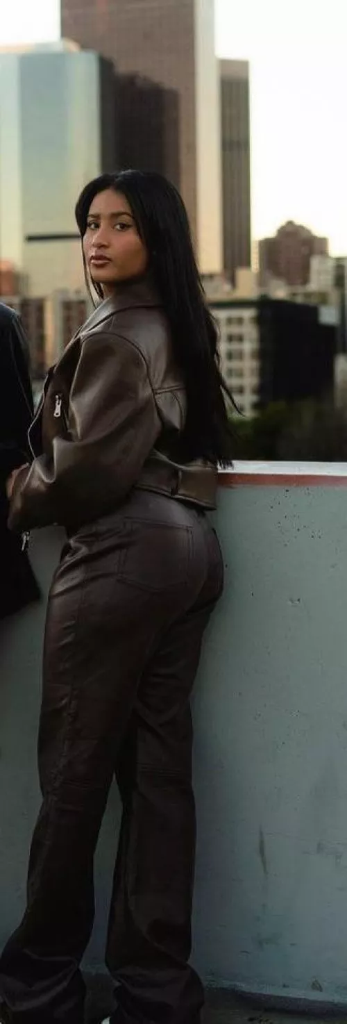 Hannah’s got a fat ass