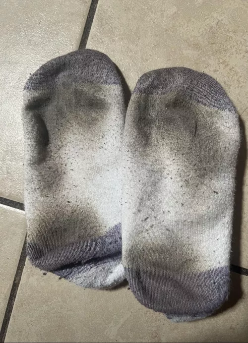 Happy hump day 😈 cum check out my page to see hump day deals which are pretty feet focused this week 😉