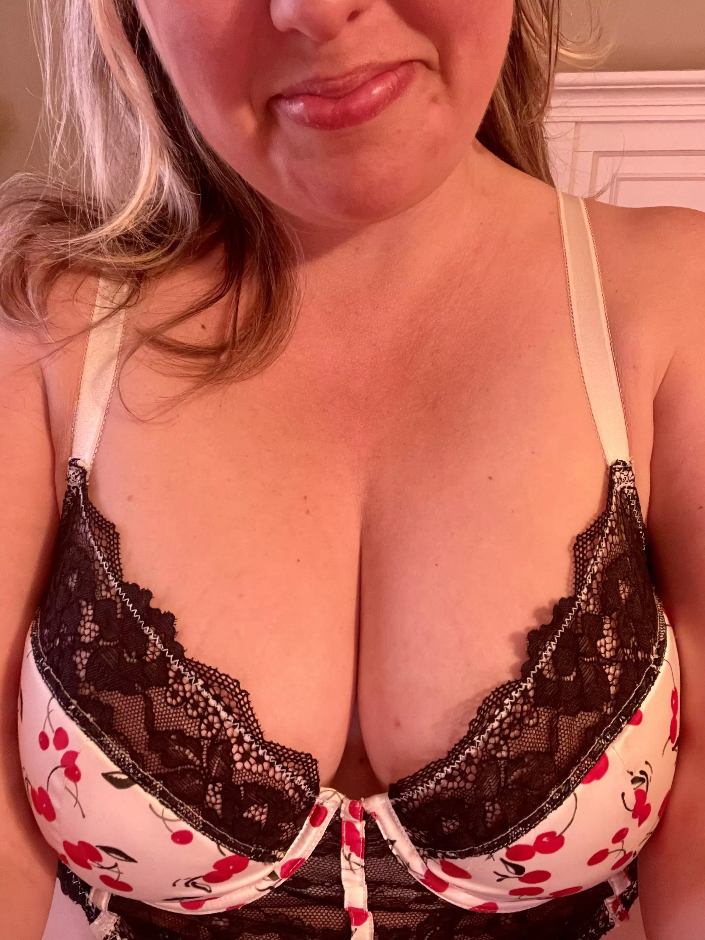 Happy Monday 🍒